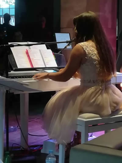 Zonta Matinee Vivianna am Klavier 